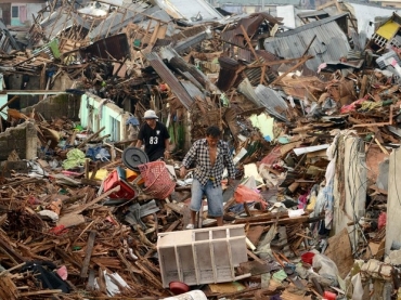 Homens procuram por material ainda utilizvel em meio a escombros de casas destrudas pelo supertufo Haiyan em Tacloban
