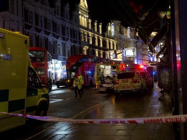 Policiais, bombeiros e paramdicos atuam aps acidente no Teatro Apollo, na avenida Shaftsbury