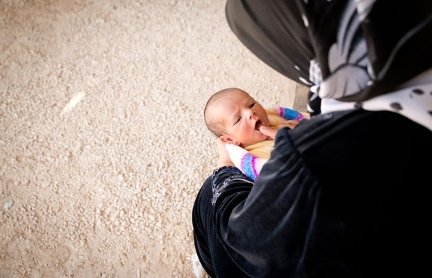 Me aguarda com beb fora da tenda para ser registrado em campo na Jordnia
