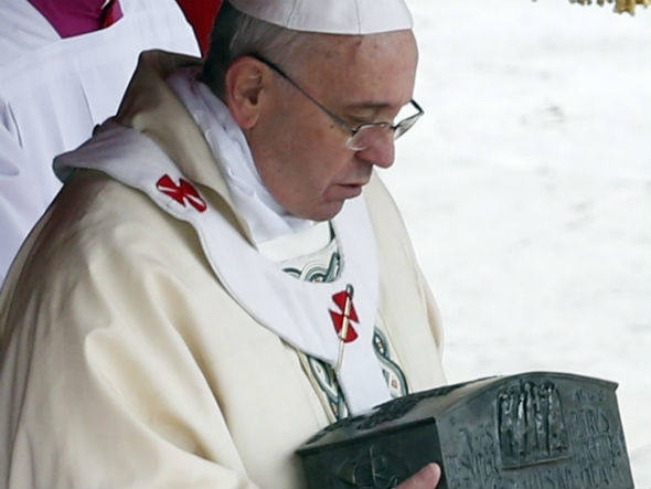 Papa Francisco segura a urna com as relquias de So Pedro