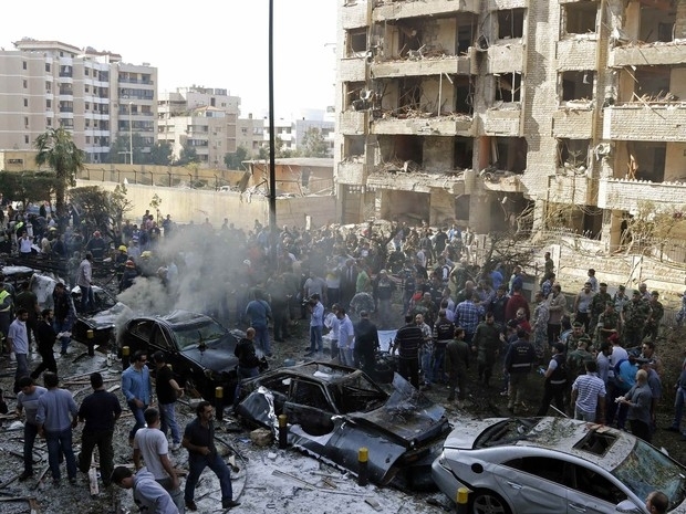 Pessoas buscam e ajudam feridos diante de um dos prdios atingidos pelas exploses na capital libanesa