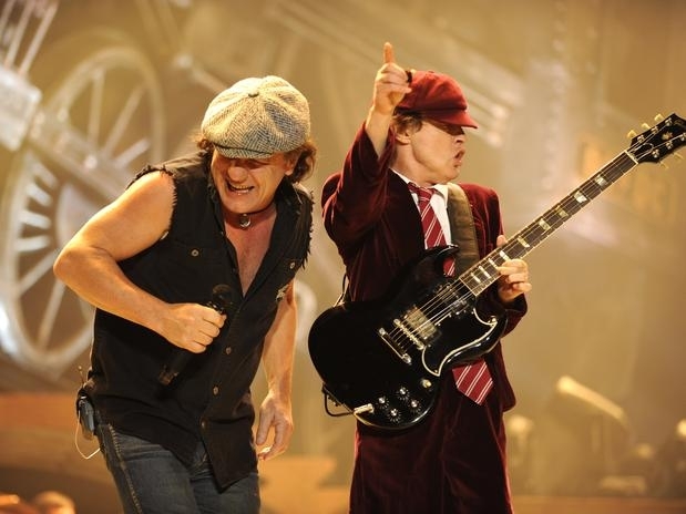 Os britnicos Brian Johnson e Angus Young, da banda australiana AC/DC, em show realizado em 2008