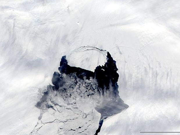 Imagens areas recentes tomadas do local mostram uma faixa de gua entre o iceberg e a geleira Pine Island, da qual ele