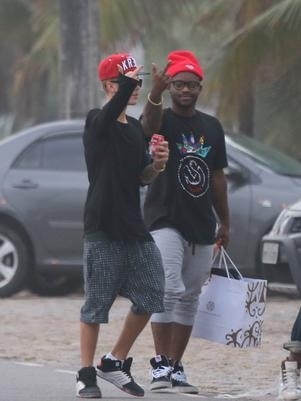 No Brasil, Justin Bieber foi visto fazendo gestos obscenos para fotgrafos