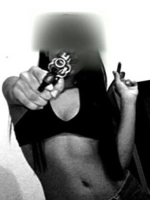 Foto de jovem com arma em pose sensual postada no Facebook