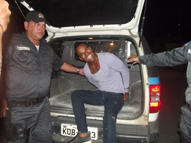 Homem sorri ao ser preso em Cabo Frio