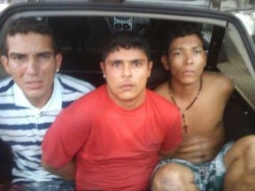 Felipe (polo listrada), Alexsander (vermelho) e Victor foram presos tentando vender num posto os produtos roubados