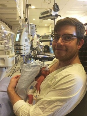Dylan Bensoao lado do filho recm-nascido, Iver. Criana nasceu prematura aps me ficar em coma.