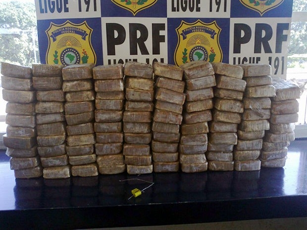 Policiais encontraram 100 kg de droga em malas misturadas com frango congelado.