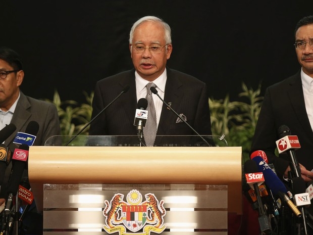 O primeiro-ministro da Malsia, Nagib Razak, anuncia que o que o Boeing 777-200 que fazia o voo MH370 caiu no Oceano ndico.