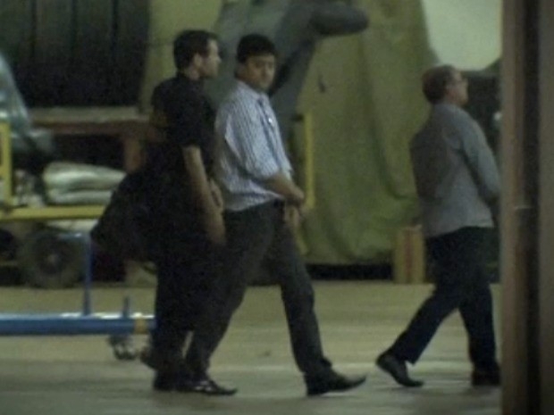 O ex-secretrio der Moraes e o deputado estadual Jos Riva algemados e escoltados pela PF aps desembarque em Braslia.