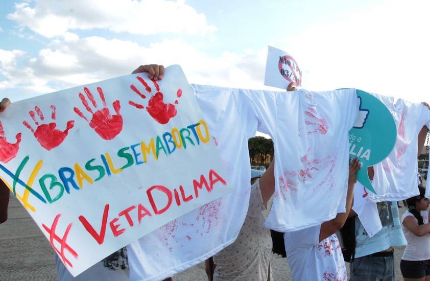 Antes de sancionar, em agosto do ano passado, a lei que garantiu atendimento imediato e obrigatrio nos casos de aborto previstos em lei, Dilma sofreu presso de grupos religiosos para vetar o projeto aprovado pelo Congresso