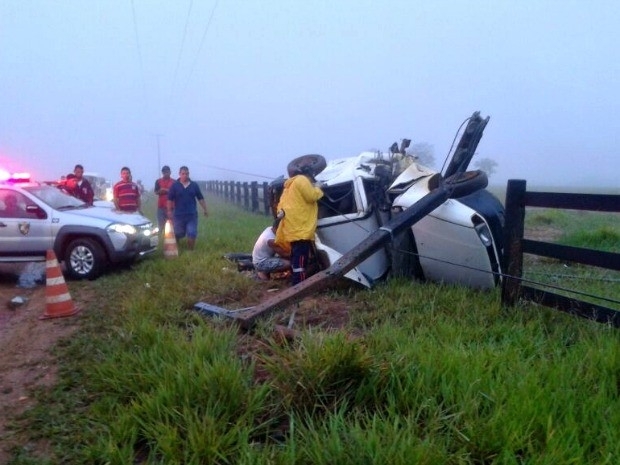 Carro bateu em poste, o arrancou e s parou quando bateu em cerca