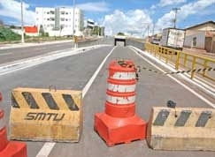 Cones e blocos de concreto impediam o acesso  trincheira na tarde desta quarta-feira