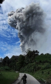 Estrada com Sinabung ao fundo mostra a quantidade de cinza expelida