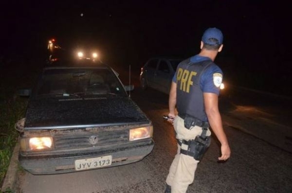 Homem colocava gasolina em automvel  beira da rodovia federal quando foi atingido