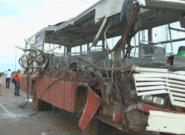 Lateral do veculo de transporte coletivo foi arrancada aps colidir com caminho