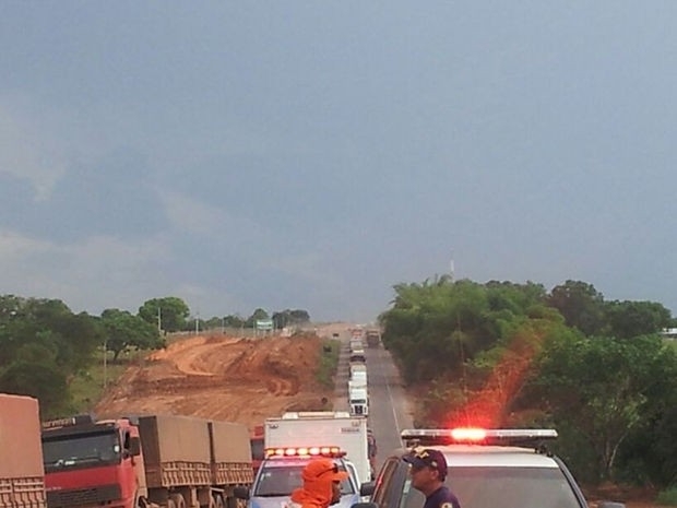 Rodovia foi parcialmente bloqueada e gerou congestionamento