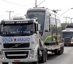 Os primeiros vages do Veculo Leve sobre Trilhos desfilaram ontem de manh pelas ruas da Grande Cuiab