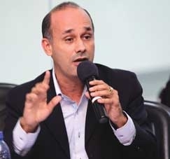 Membro da CPI, Antnio Azambuja adiantou ao Frum Sindical que projeto pode no ser votado este ano