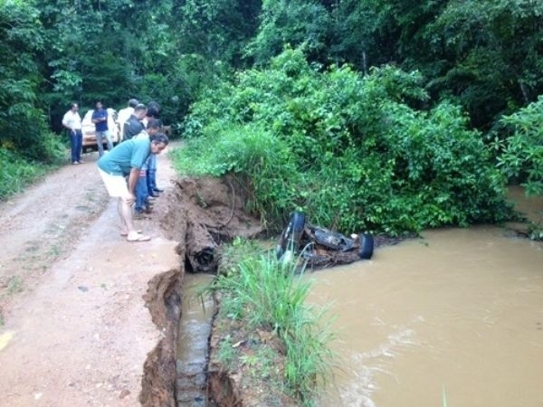 Lateral do aterro cedeu e caminhonete caiu dentro do rio; pai e dois filhos morreram afogados