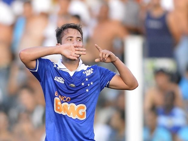 Everton Ribeiro comemora depois de fazer o gol que garantiu a vitria do Cruzeiro sobre o Santos em plena Vila Belmiro