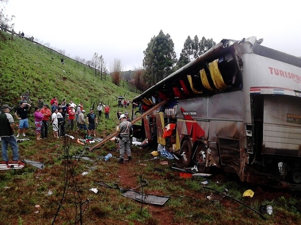 Motorista do nibus perdeu o controle e caiu de um barranco de 25 metros em Passo Fundo (Foto: Fbio Lehmen/RBS TV)