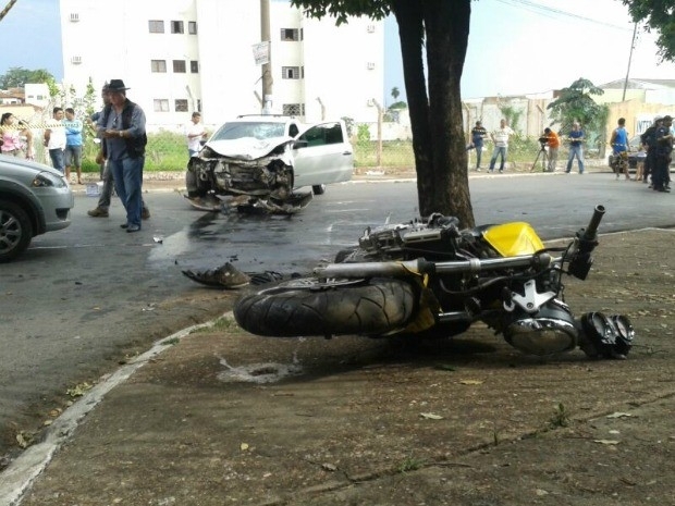 Com impacto, o agente prisional foi arremessado para perto da grade de um condomnio. A motocicleta tambm foi jogada a