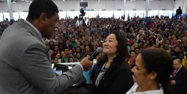 Valdemiro Santiago toma o depoimento de fies em culto na igreja da avenida Joo Dias no ltimo dia 6