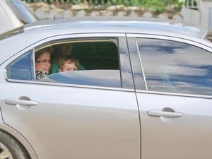 Dilma levou o neto no colo no banco transeiro do carro durante passeio em Porto Alegre