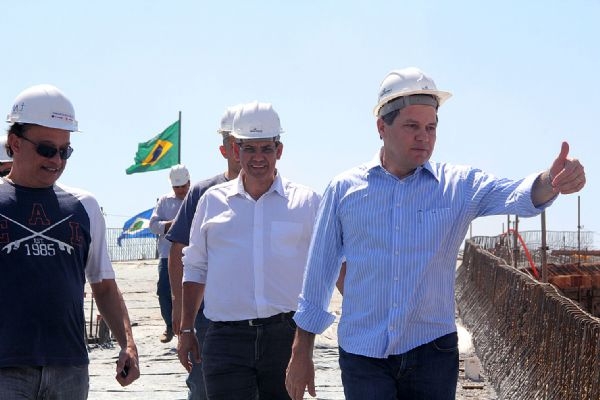 Silval Barbosa e o secretrio Maurcio Guimares em visita a obras da Copa do Pantanal Fifa 2014