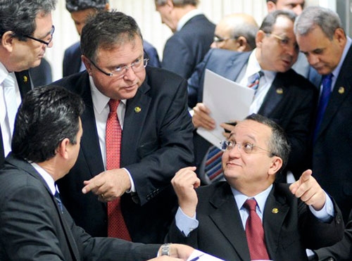 Blairo Maggi (de p) e Pedro Taques esto juntos no Senado, mas em palanques opostos nas eleies