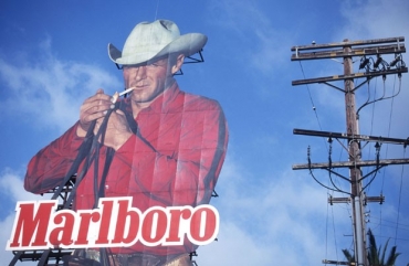 Anncio da Marlboro com a foto do ator Eric Lawson em ponto da cidade de Los Angeles, em 1997. Lawson morreu de doena que tem relao com fumo 