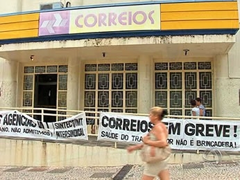 Faixas anunciando a greve foram colocadas na entrada de agncia em Cuiab