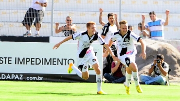 Alemo, seguido por Ferrugem, corre para comemorar o primeiro gol da Ponte