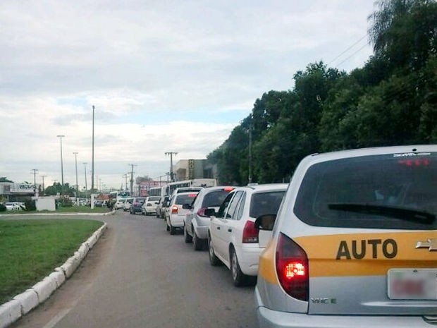 Trnsito ficou congestionado na Avenida Fernando Corra