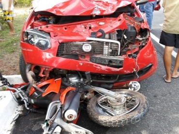 Carro parcialmente destrudo ficou em cima da moto