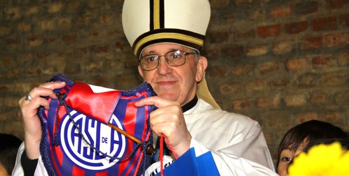 Papa Francisco com a flmula do San Lorenzo, seu time de corao e devoo