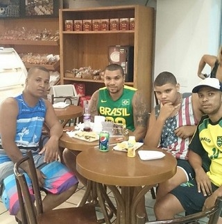 Naldo lancha com amigos e o filho, Pablo Jorge