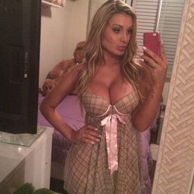 Andressa Urach posa de camisola