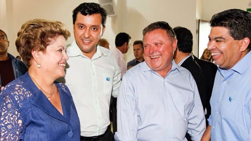 Presidente Dilma Rousseff, o vereador cuiabano Alan Kardec, o senador Blairo Maggi e empresrio e suplente Cidinho dos Santos, na ltima tera, em Lucas do Rio Verde, momentos antes da solenidade