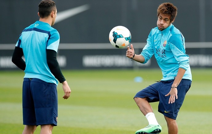 Neymar bate bola com Adriano durante o treino do Barcelona nesta sexta-feira