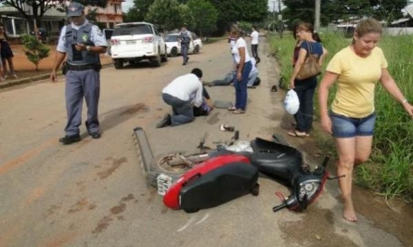 Moto bateu na lateral de caminhonete; dois feridos