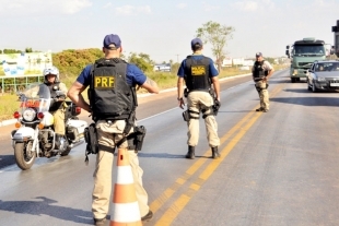 Policiais rodovirios organizaram o trnsito que ficou interditado at a concluso do trabalho de percicia