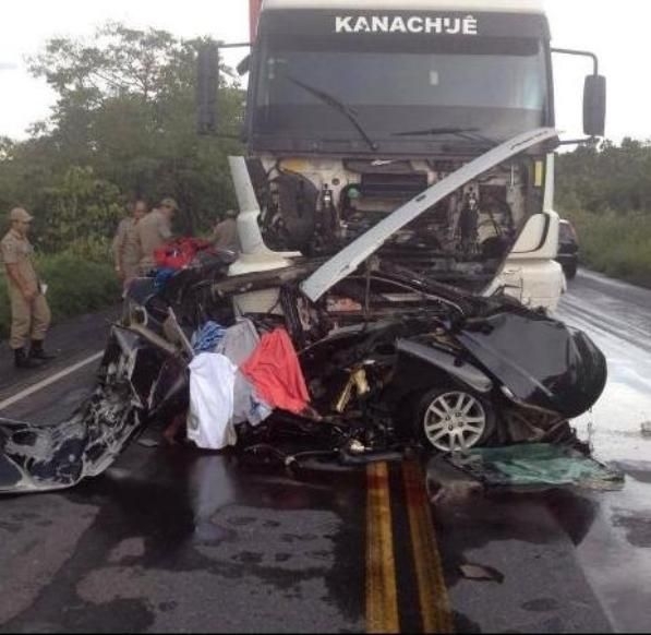 O automvel teria rodado na pista por causa da forte chuva que caa naquele momento e ido de encontro do veculo de carga.