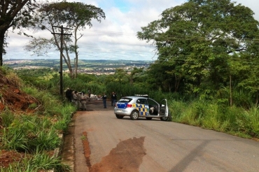 Polcia faz percia em local onde jovens foram encontradas mortas 