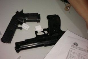 Em um primeiro momento, armas de brinquedos chegam a enganar at policiais