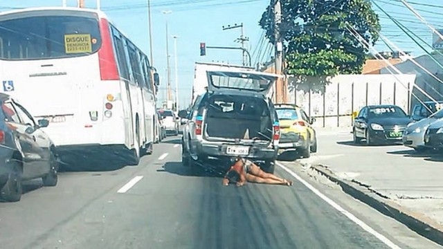 Mulher  arrastada por viatura da PM