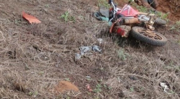 Motocicleta bateu em placa de sinalizao ao lado de rodovia e condutor morreu no local