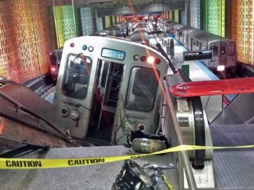 Um vago de trem sobre escada rolante na estao do Aeroporto Internacional de O'Hare, em Chicago Kenneth Webster